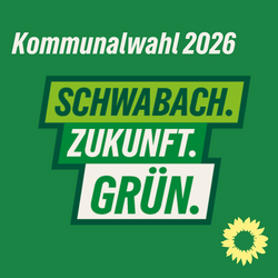 Grüner Hintergrund mit dreizeiligem Text in Großbuchstaben: Oben "SCHWABACH." in gelber Schrift auf grünem Balken, mittig "ZUKUNFT." in weißer Schrift auf grünem Balken, unten "GRÜN." in großer grüner Schrift auf weißem Grund mit zwei kleinen grünen Punkten als i-Punkte. Rechts unten gelbe stilisierte Sonnenblume.